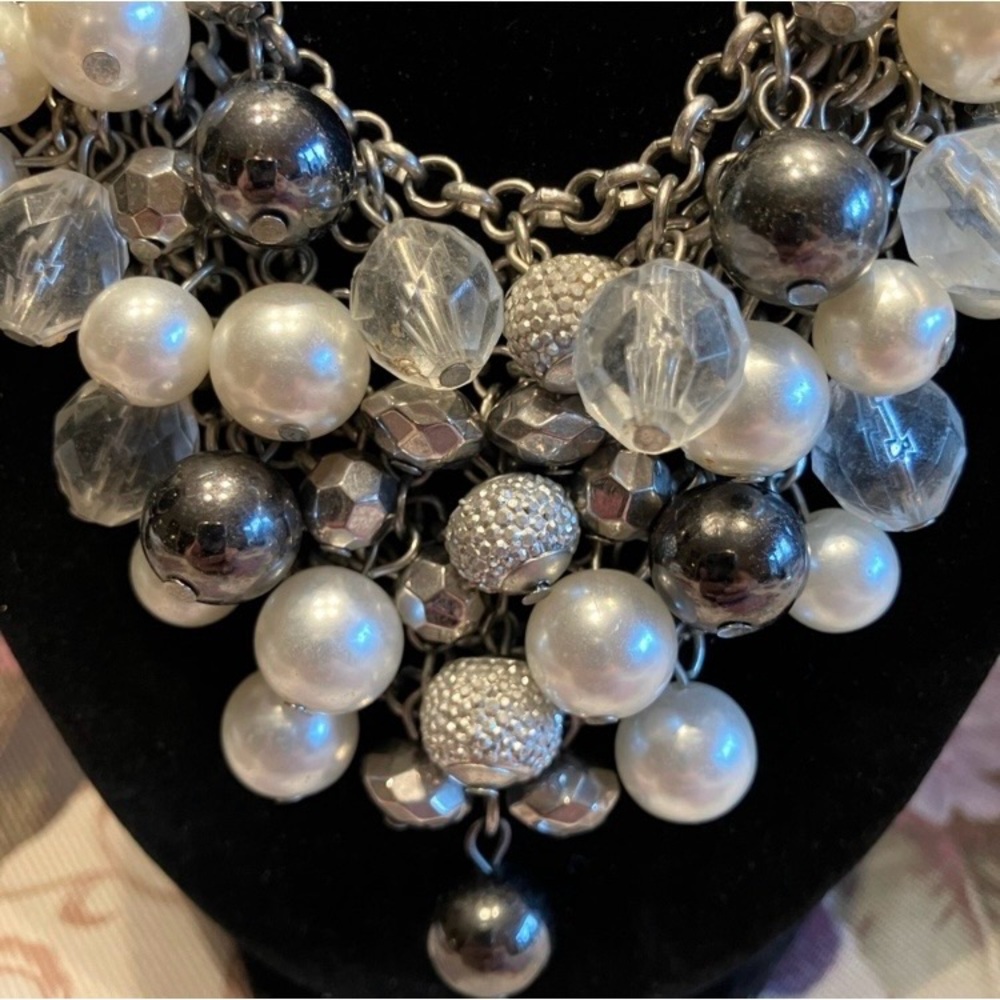 STATEMENT NECKLACE PEARLS, RHINESTONE ORBS, BLACK PEARLS - Picture 4 of 10